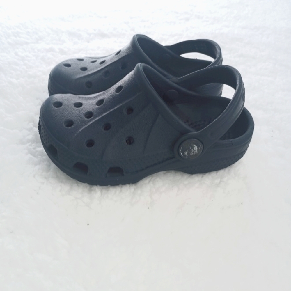 Children's Classic Style Navy Toddler Crocs Size 6/7 Kids